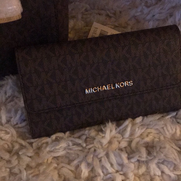 🔥🔥SOLD!!!🔥🔥🌟🌟AUTHENTIC MICHAEL KORS SET! - Picture 4 of 5